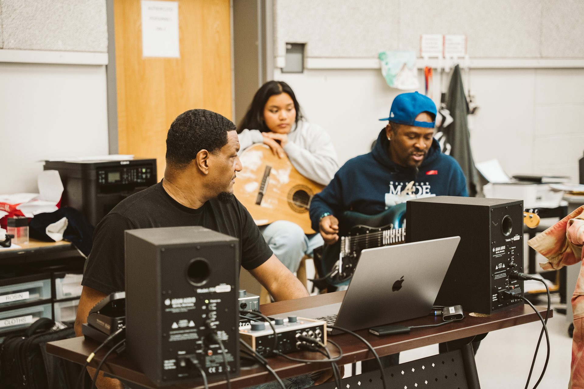 Keyz Bridgez producing with students around the desk